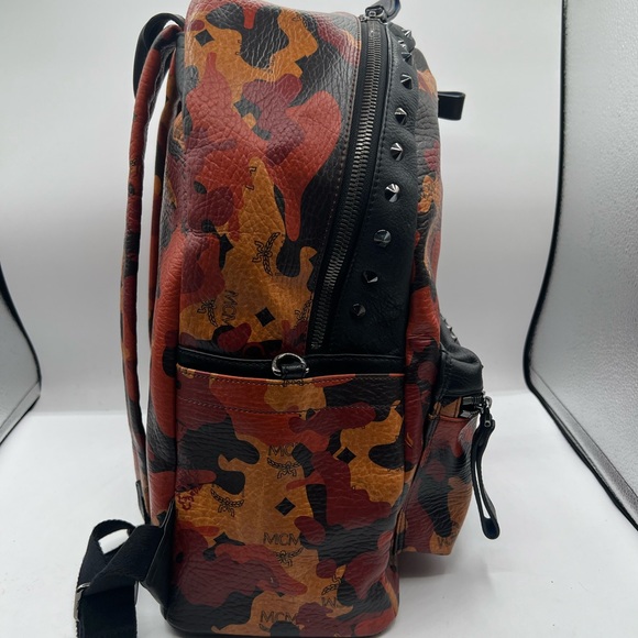 MCM 🔥full-size backpack visetos Camo orange with blk studs - Picture 8 of 16